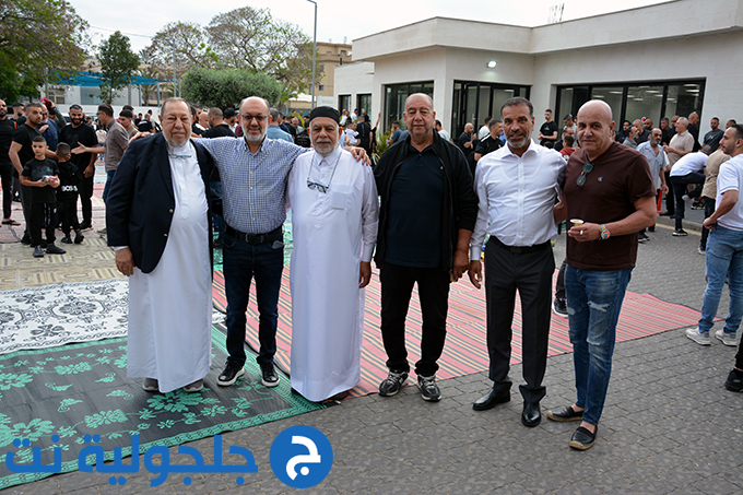 اهالي جلجولية يؤدون صلاة عيد الاضحى في ساحة مسجد الروضة في جلجولية 